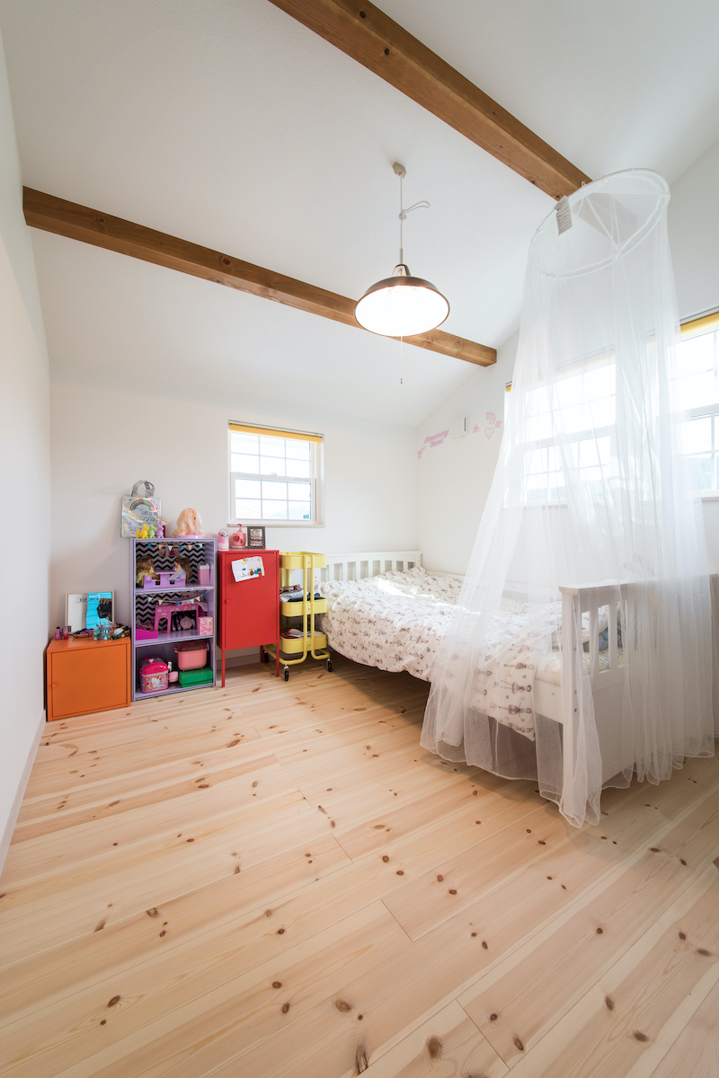 富士ホームズデザイン【デザイン住宅、子育て、インテリア】子ども部屋には“女の子の憧れ”レースの天蓋付きのベッドが