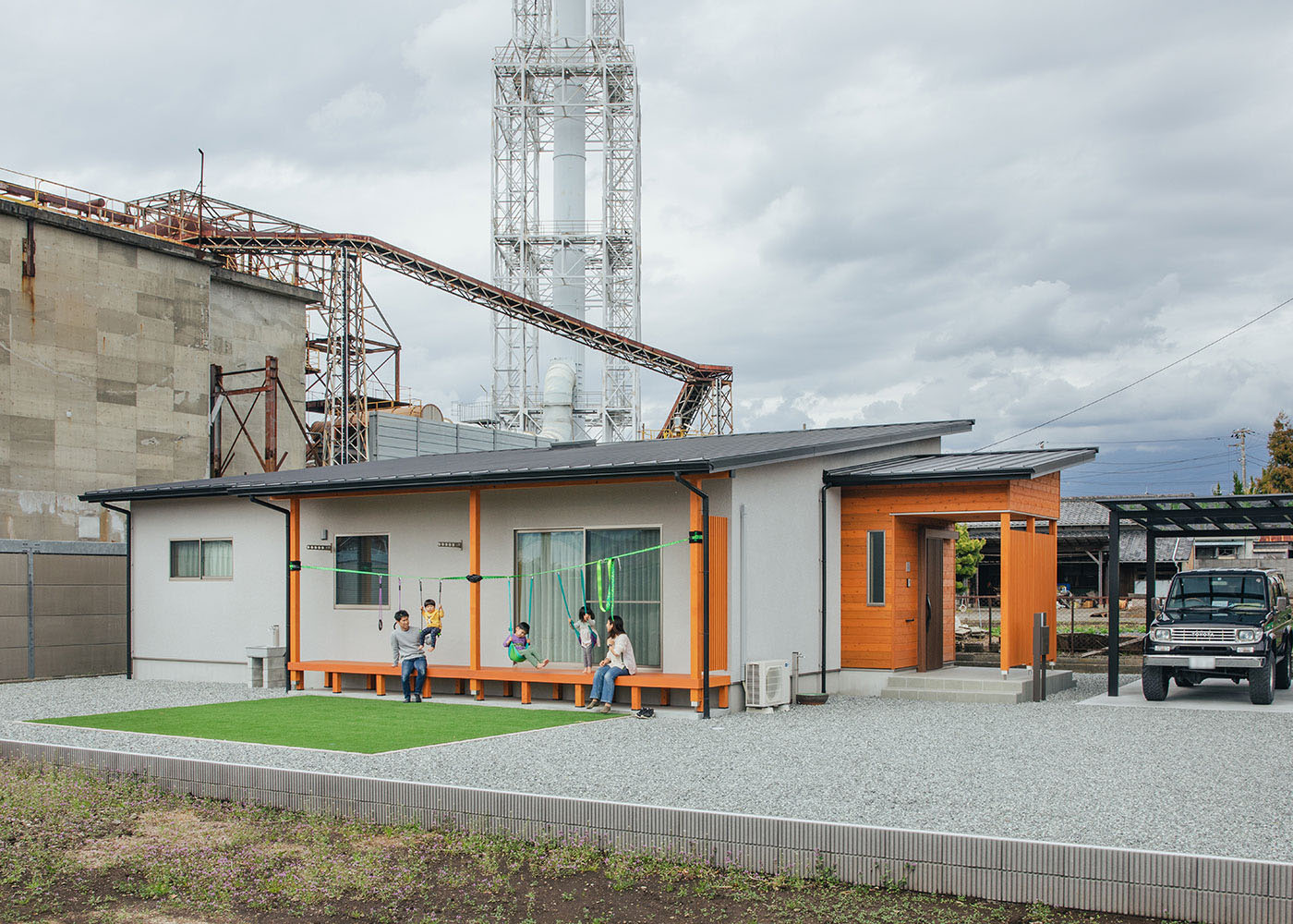 フジモクの家（富士木材）【子育て、間取り、平屋】屋根の勾配を抑えたシンプルなフォルムに玄関回りの無垢がアクセント。外壁は耐火性、耐震性に優れるALCを採用（PBフラット目地仕上げ）