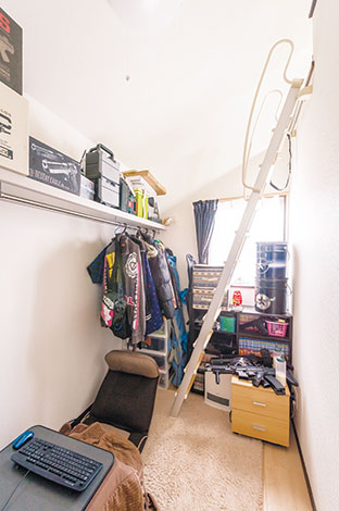 アフターホーム【1000万円台、子育て、間取り】釣りやスノボ、エアガンなど、多趣味なご主人のために追加してもらった小部屋。ロフトも付いて、まさに隠れ家のような雰囲気