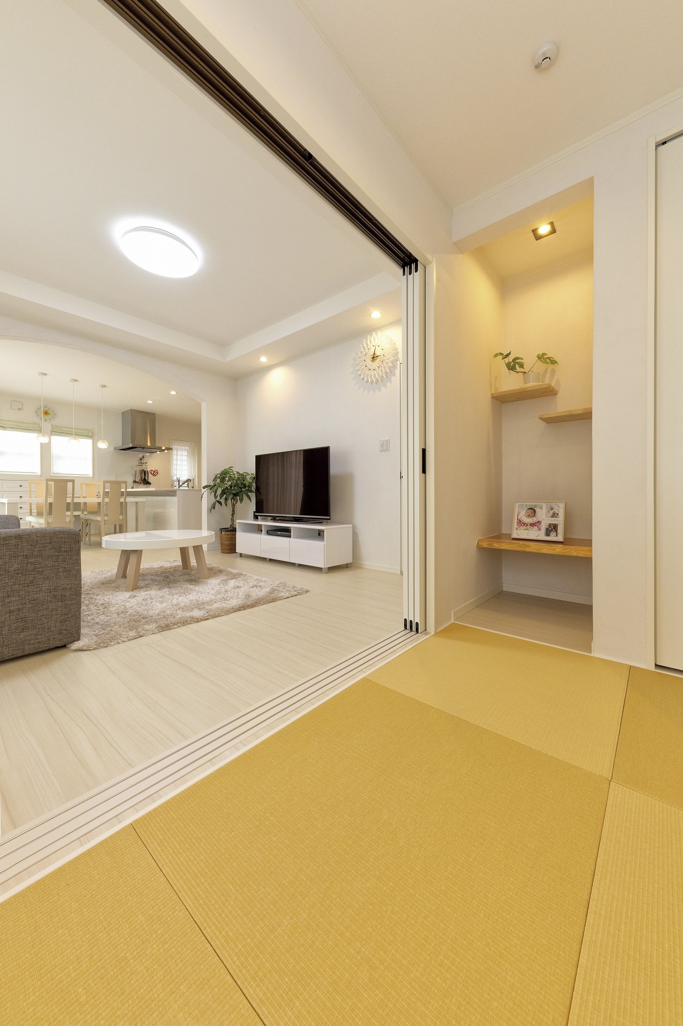 アヴィエスホーム｜くつろぎのための畳スペース。リビングとの一体感があり、和の雰囲気を感じる。