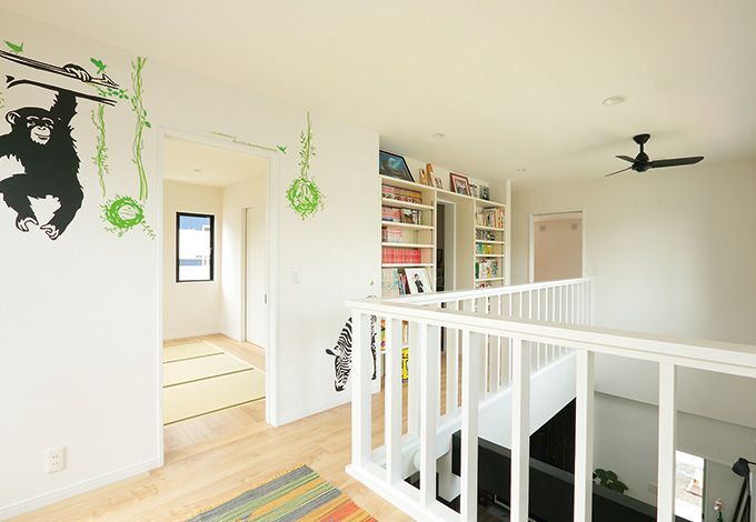 2階のファミリースペース。たっぷり入る本棚も作りつけ。雨の日のランドリースペースとしても活用