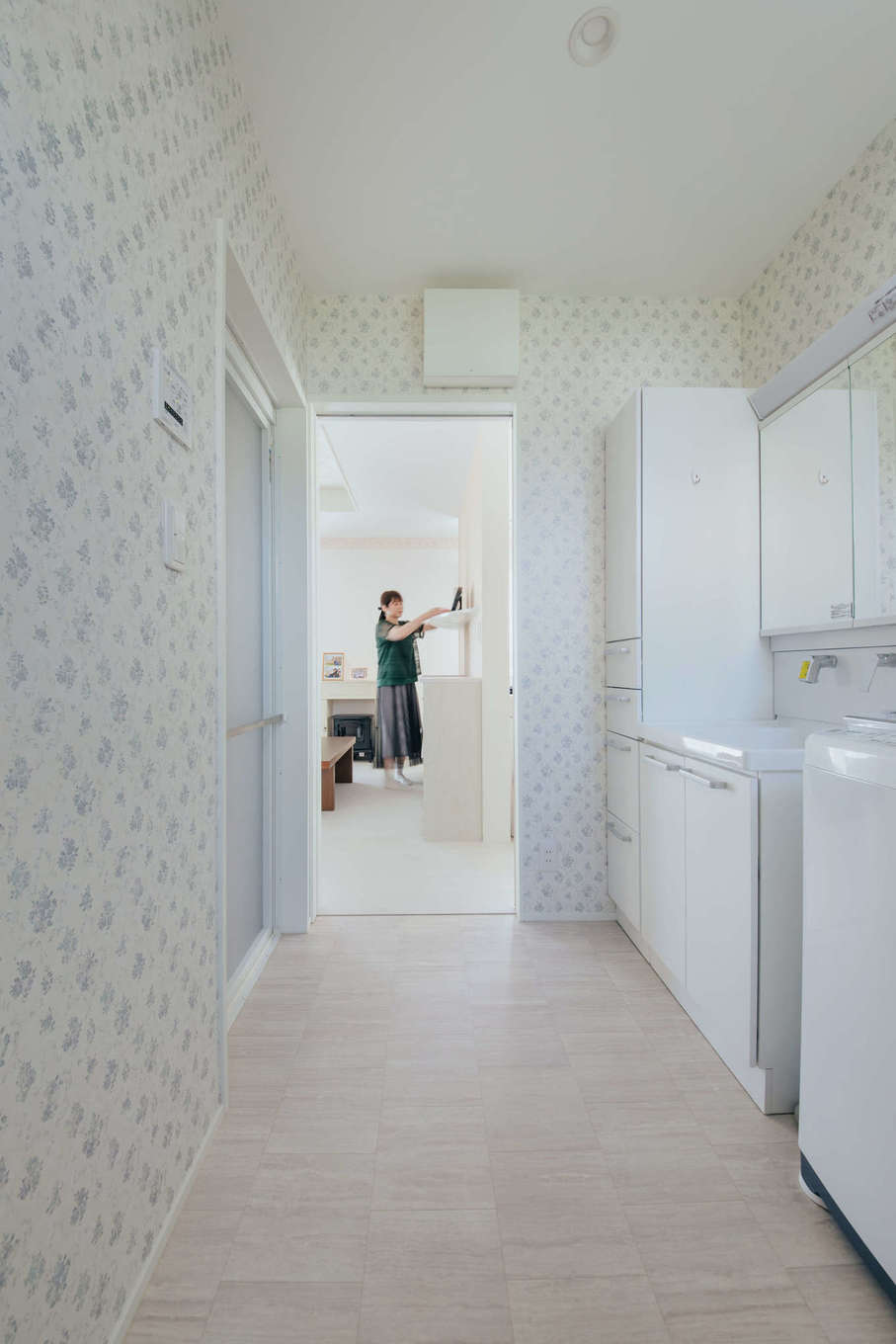 エフエフ住宅【1000万円台、夫婦で暮らす、平屋】プリント柄のクロスがやさしい雰囲気の洗面、脱衣スペースは、LDKや寝室とも近いので暮らしやすい