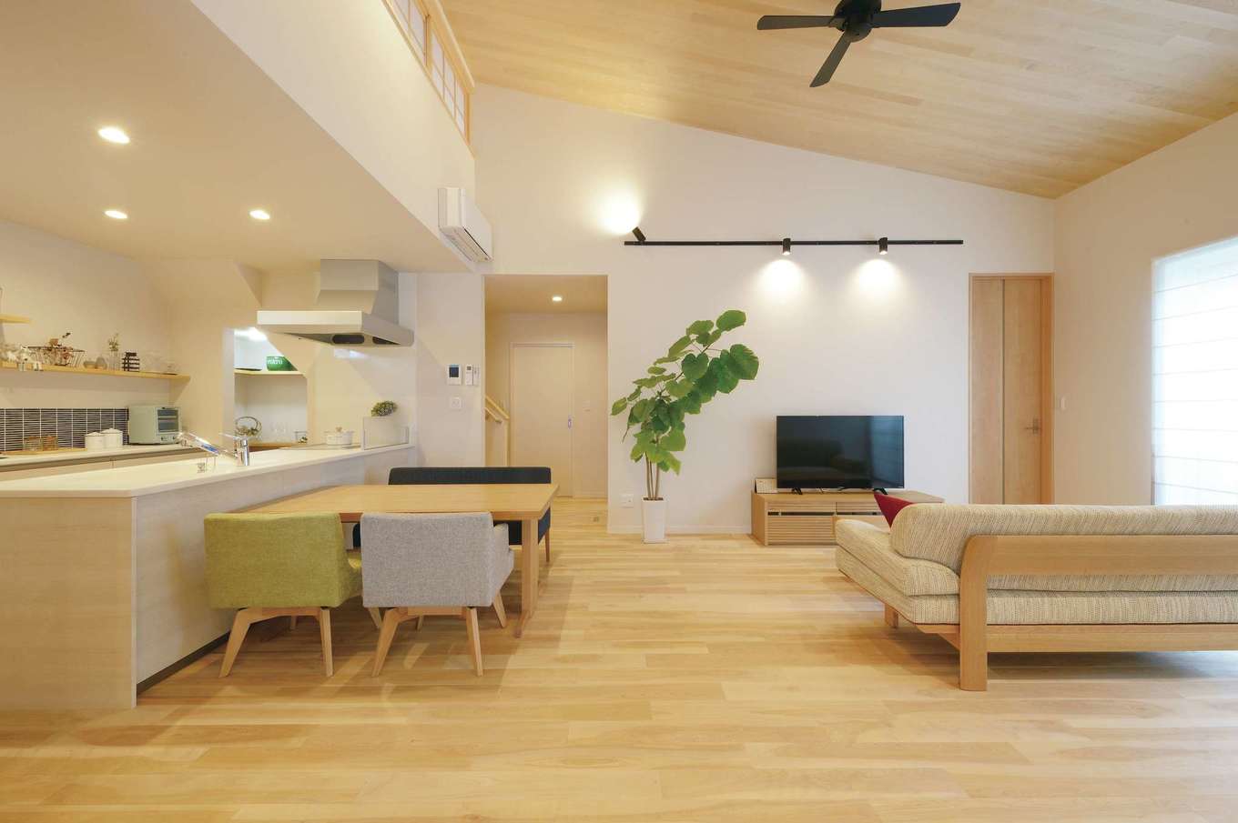 Yamaguchi Design 【デザイン住宅、夫婦で暮らす、平屋】ダイナミックな勾配天井の平屋モデルハウスに感動！