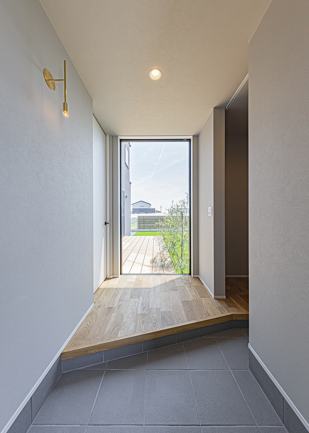ARRCH アーチ【間取り、ペット、建築家】テラス側に大きな窓を設けた開放的な玄関。靴を履いたままシューズクロークを経由して室内に入れるため、玄関に靴が散らかることなくスッキリをキープ。シューズクロークには扉をつけて生活感を隠す仕様に