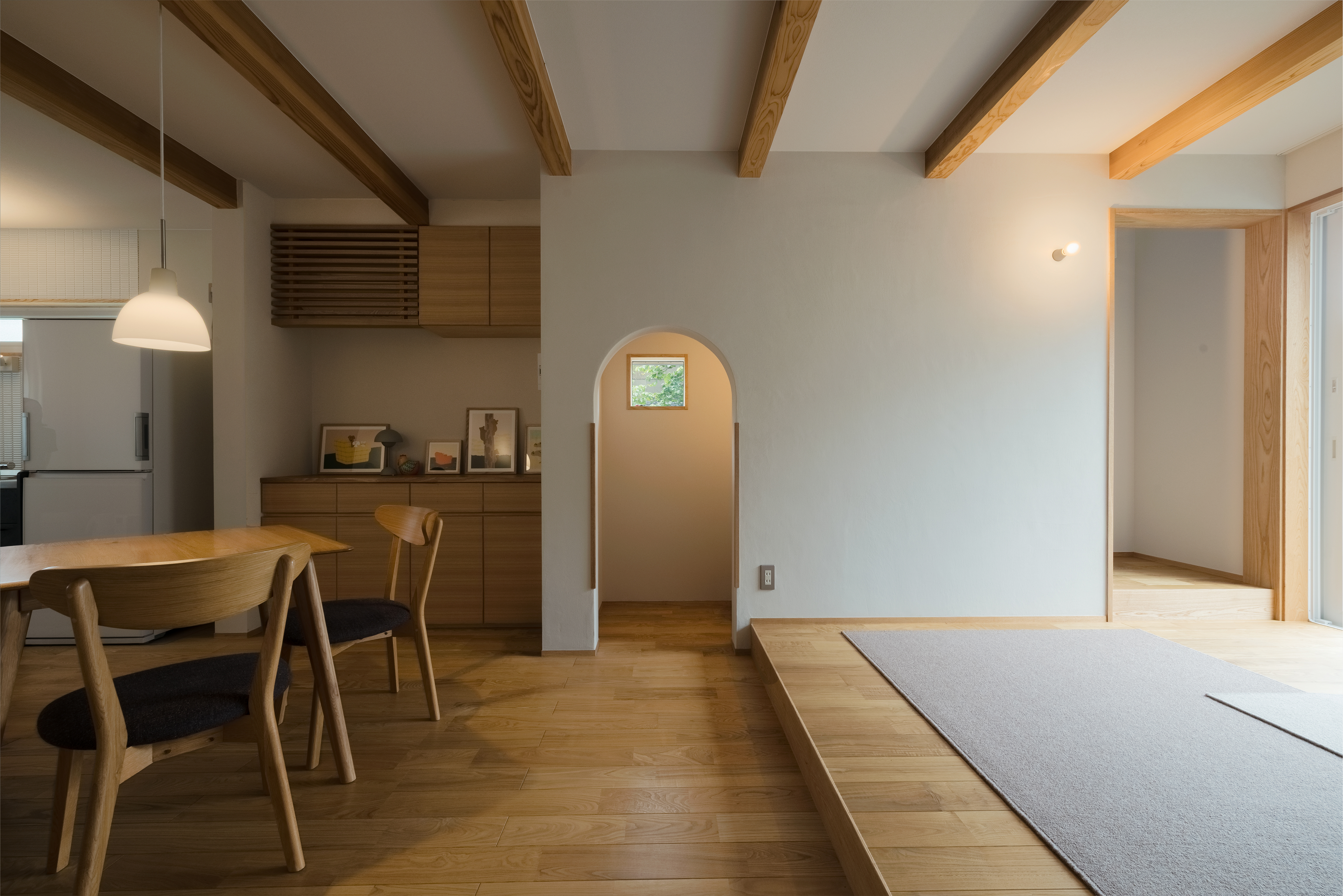 仲田工務店｜印象的なアーチ型の開口は、空間にやさしさと遊び心を添えるアクセント。自然光が差し込む窓や高低差のある床構成が、日々の暮らしにリズムと豊かさをもたらします。