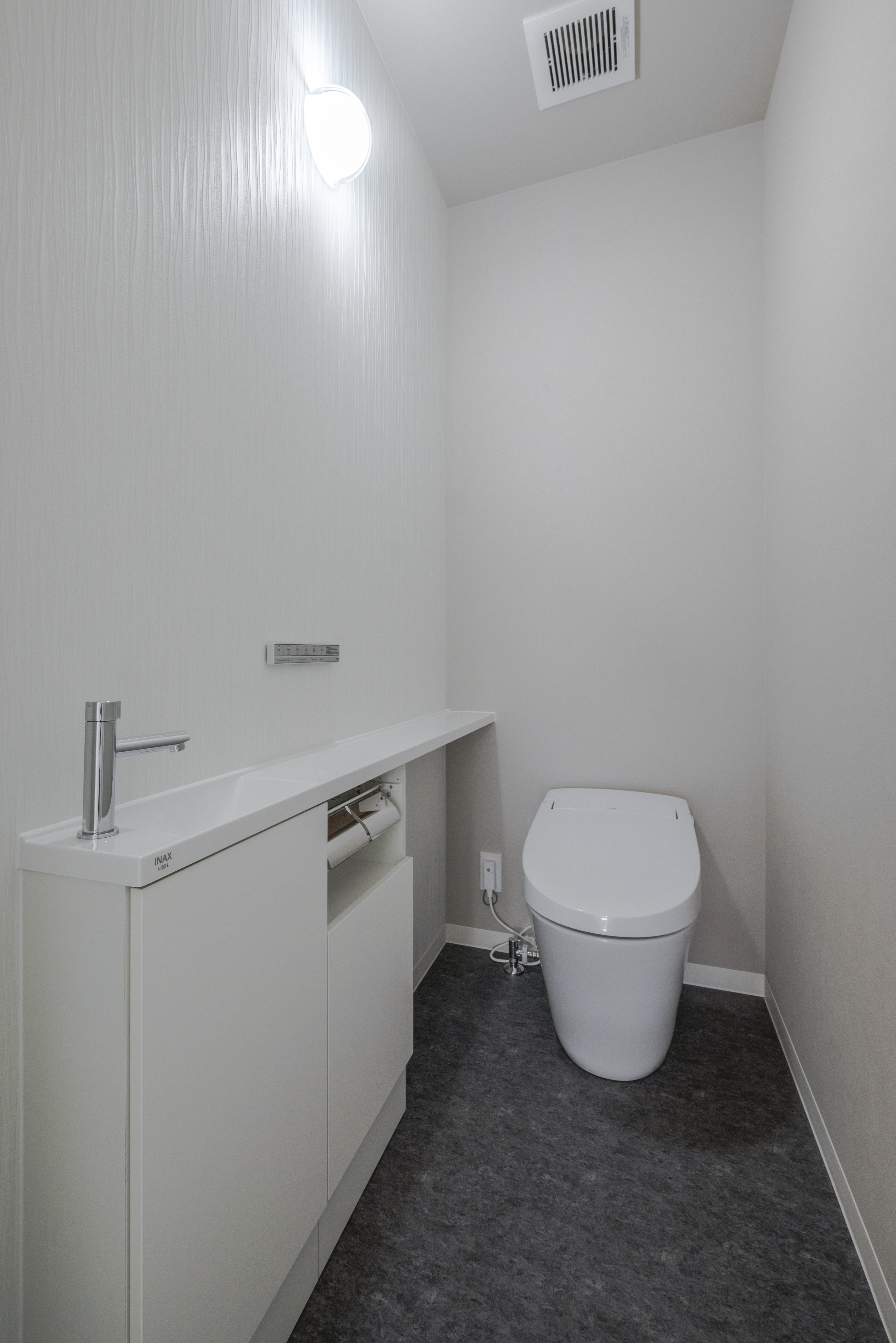 トキワハウス デザイン アンド ビルド（常盤工業）｜シンプルで清潔感のあるトイレ空間。コンパクトながらも機能的で使い勝手が良い設計になっている。