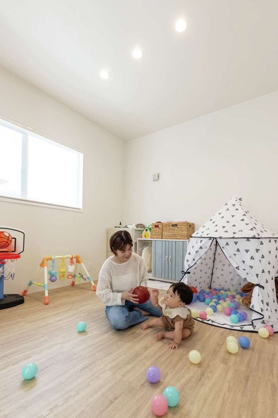 HAPPY HOUSE（山田工務店）【デザイン住宅、間取り、インテリア】和室はマットを敷いて子ども用プレイルームとして活用。隣接するLDKになじむよう和の要素は控えめに