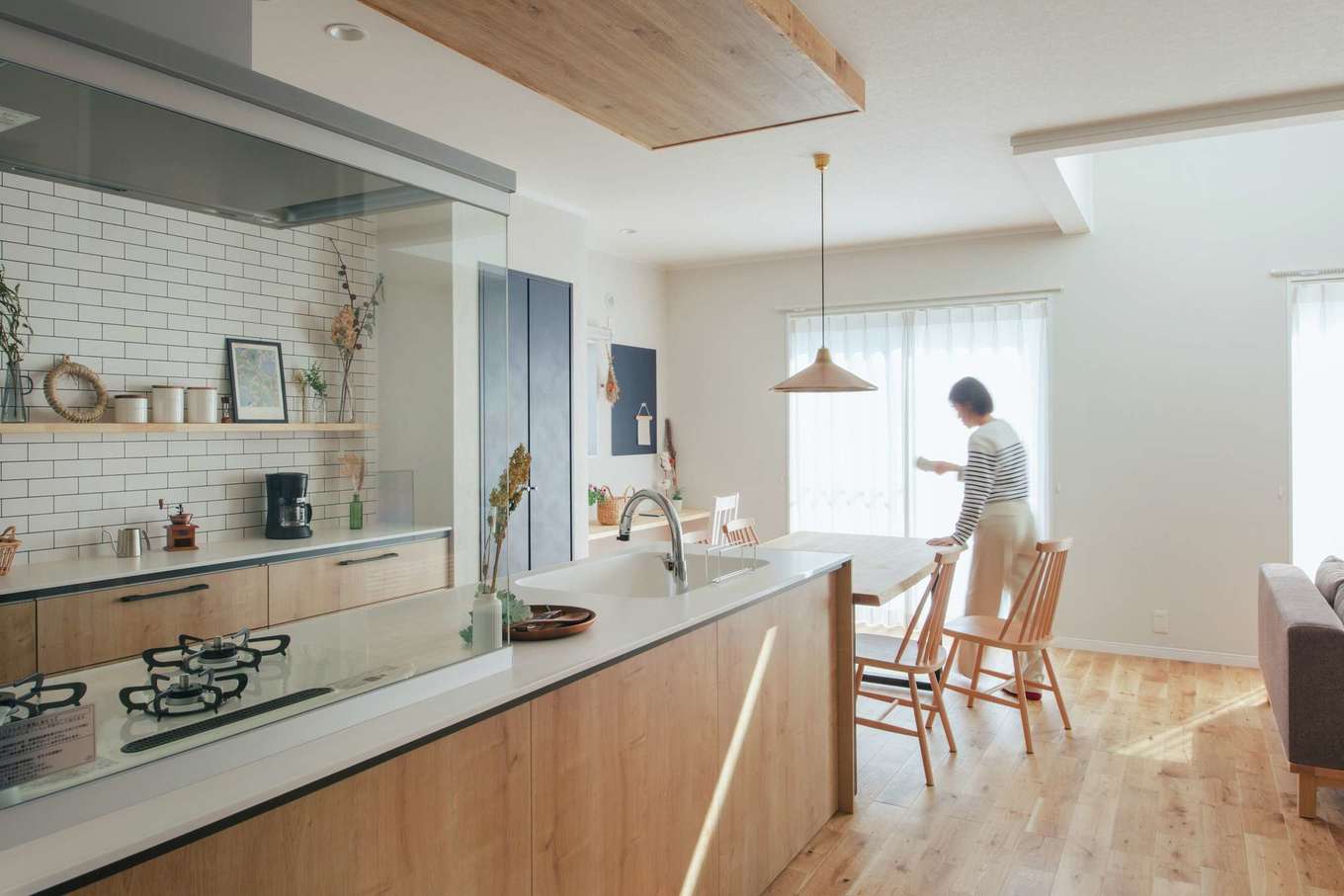 ほっと住まいる【自然素材、間取り、インテリア】木目調のデザインが家具のように部屋に馴染むアイランドキッチン。奥さまとお母さまが並んで家事をしても余裕サイズ。子どもも含めて3世代がゆとりを持って過ごせる