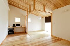 リビングの一角にある畳コーナーは、ちょっと横になりたいときに便利。段差もなく、無垢の床とほどよく馴染んでいる。障子で間仕切りしても、上部が抜けているのでリビングの開放感はそのまま