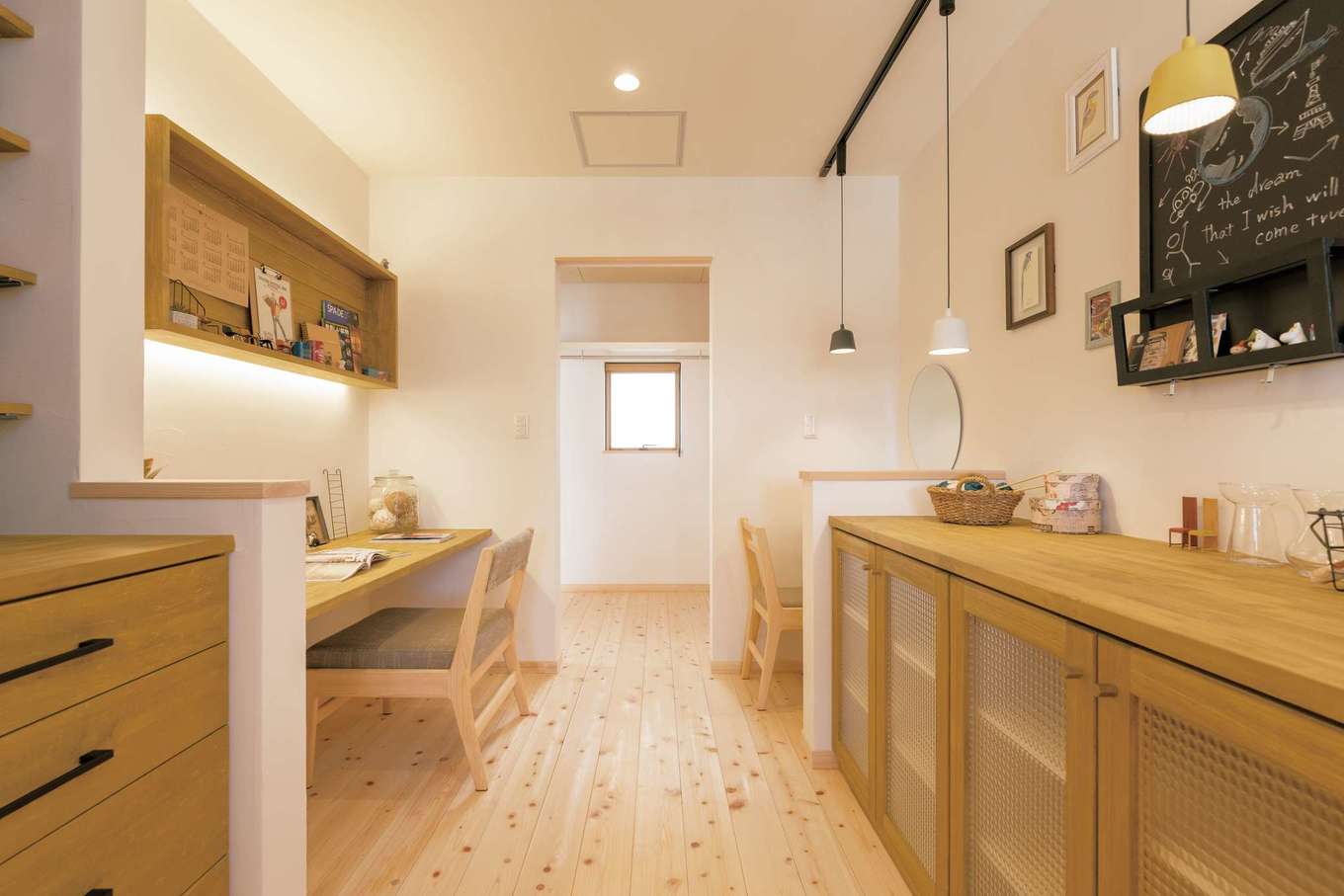 福工房【富士市今井348-4 SBSマイホームセンター富士展示場・モデルハウス】本棚やカウンター机、奥さまの化粧台を造作した2階の書斎コーナー。あえて扉はつけず家族とのつながりを持たせた