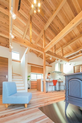 勾配天井を採用したことで、より開放感が生まれた室内