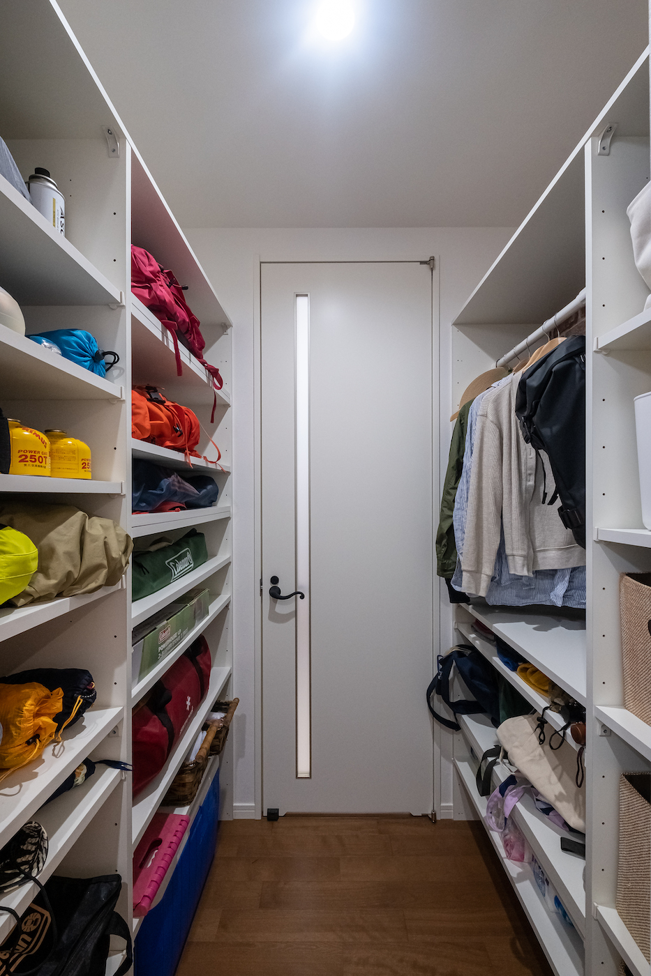 イデキョウホーム【子育て、収納力、省エネ】シューズクローゼットを抜けるとドアを挟み室内につながる