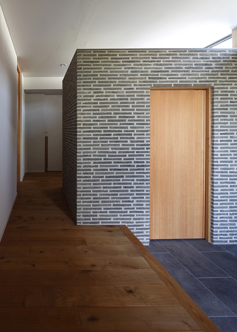 馬踏み目地により、落ち着いた柄のタイルにアクセントが生まれ印象的な玄関に