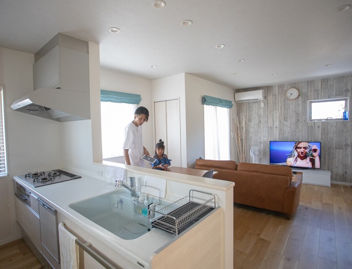 カナメクラフト（かなめ創建）【デザイン住宅、狭小住宅、省エネ】キッチンからはリビング全体が見渡せるので安心して家事ができる