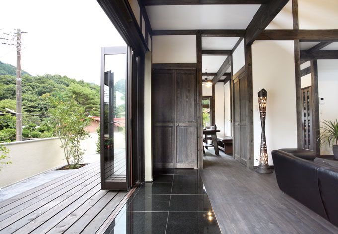 サイエンスホーム【デザイン住宅、狭小住宅、間取り】ストリップ階段がより開放感を演出。艶やかな床は御影石