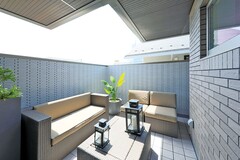 シンプルでモダンなテラス空間。くつろぎのソファセットとランタンが、リラックスできる雰囲気を演出しています。