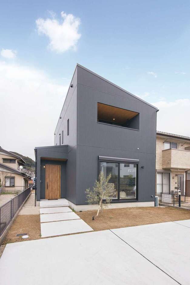 外観はブラックのサイディングを選択。ナチュラルな室内とのギャップがおもしろい