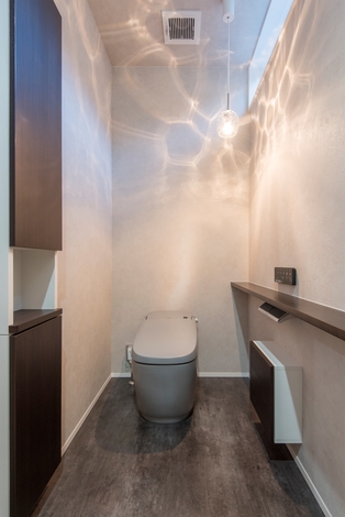 シックなデザインにまとめたレストルーム。夜中に使用して目が覚醒しないよう、照明の位置に配慮した。収納も充実