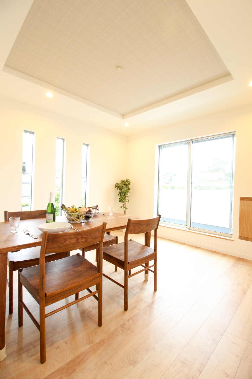 小野田産業～designers house project～｜明るい光が差し込むダイニングスペース。木製のテーブルと椅子がナチュラルな雰囲気を演出し、寛ぎの空間を提供している。