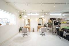 土間コンクリートの床と珪藻土の壁とのつながり、真鍮のアイテム、タイルの張り方など、手づくり感のある雰囲気に仕上げた店内