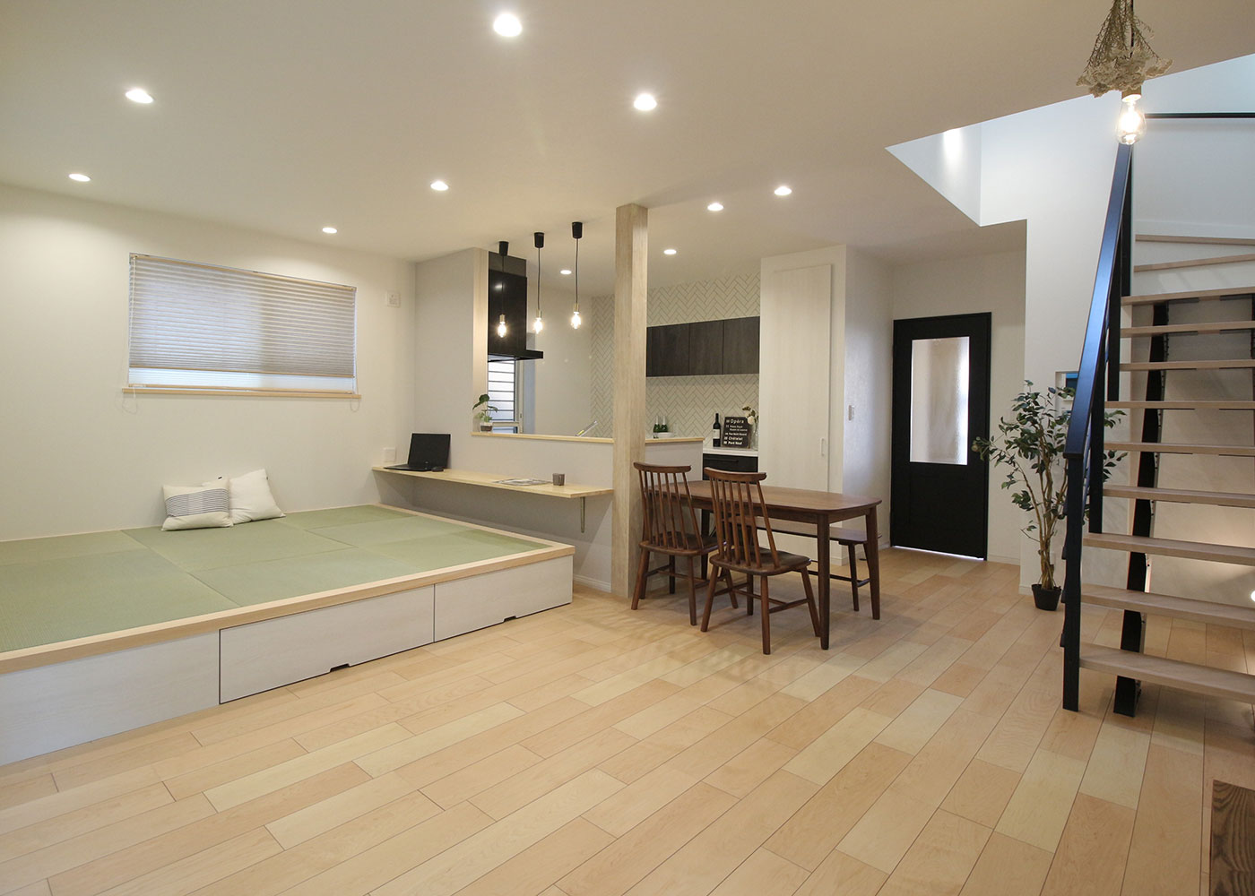 小野田産業～designers house project～【1000万円台、デザイン住宅、子育て】横並びにしたキッチンとダイニングは、配膳や片付けもスムーズ。畳コーナーには、珪藻土クロスやプリーツスクリーンで、洋風になじむ和テイストをプラス