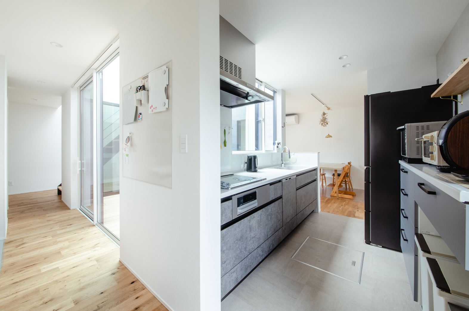 S.CONNECT（エスコネクト）【デザイン住宅、間取り、建築家】娘たちと料理するのが夢だったというMさんのためにキッチンのスペースを広く確保。収納もたくさんあるので食材などをストックしておける