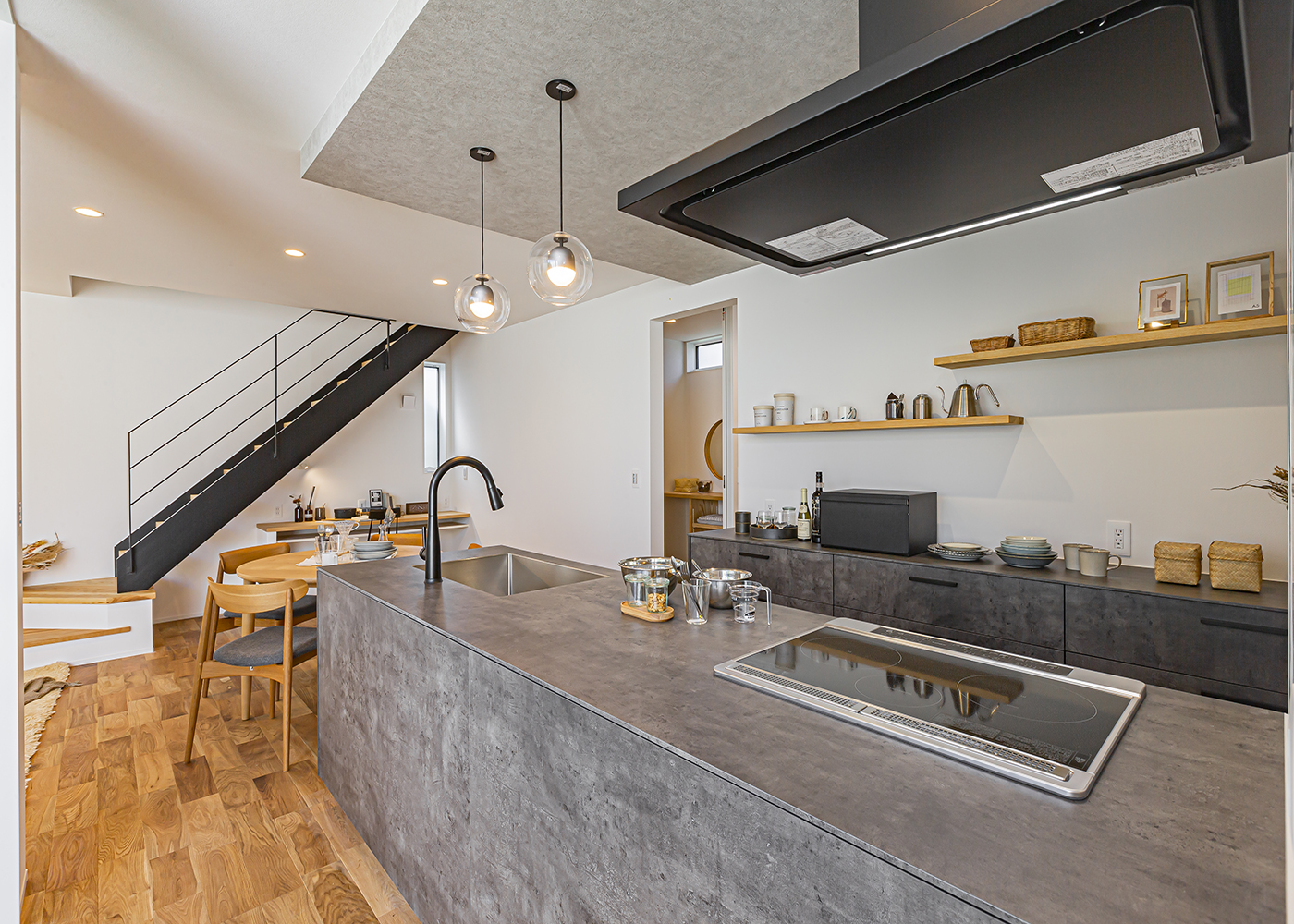 ARRCH アーチ【デザイン住宅、間取り、建築家】オープンキッチンはグレーをベースに、レンジフードや収納に黒をアクセント的に用いてスタイリッシュにコーディネート