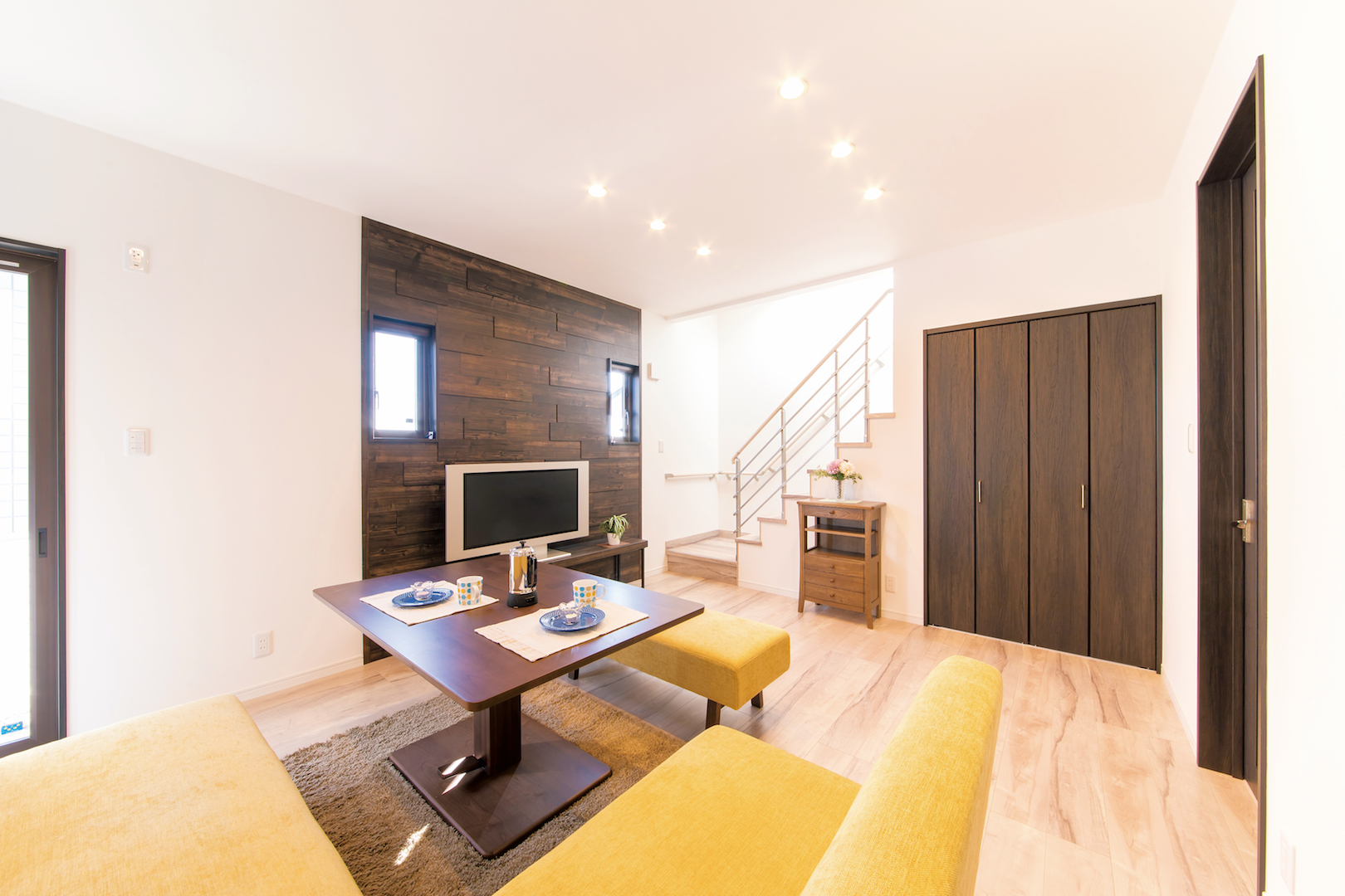 irohaco （アヴァンス）【1000万円台、デザイン住宅、省エネ】木目が美しいフローリングは「NODA」のアートチュール。TV背面の壁にも暗めのトーンのフローリング材を貼ってオシャレに演出