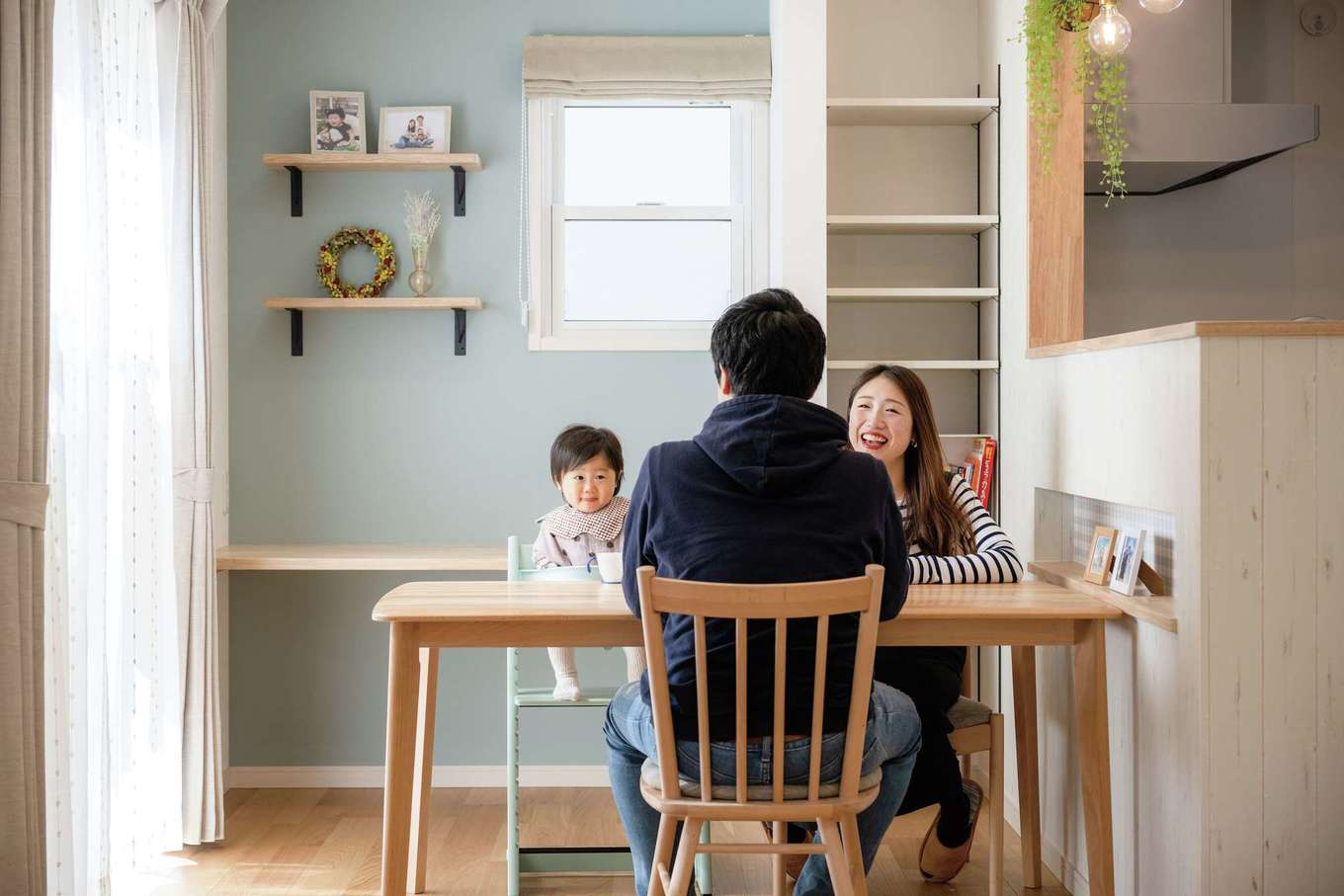 イーホーム【デザイン住宅、子育て、間取り】ブルーグレーの壁が映えるダイニング