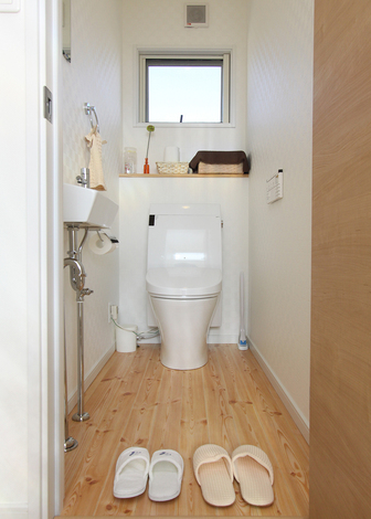 白のクロスと床のパイン材が清潔感を向上させる