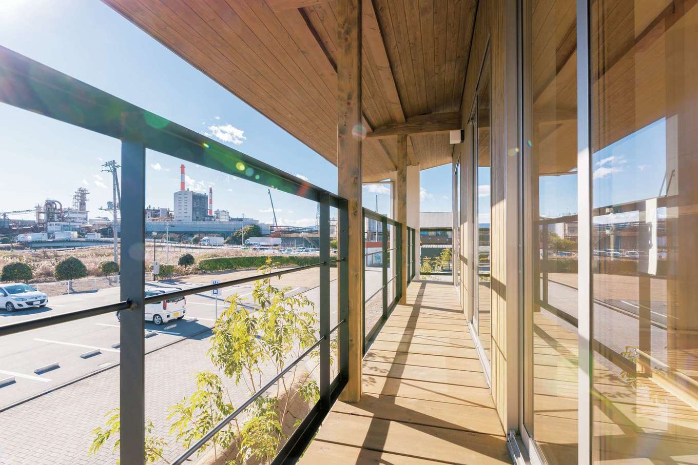 福工房【富士市今井348-4 SBSマイホームセンター富士展示場・モデルハウス】深い軒は土間と並ぶ『福工房』の家の特徴のひとつ。雨や夏の日差しをさえぎり、冬はやわらかな日差しを室内に導いてくれる