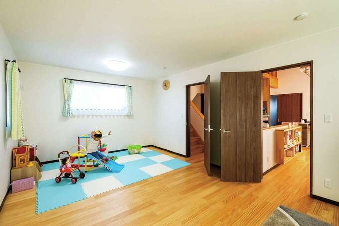 子ども部屋の入り口にはロッカーを造作。洗濯物の一時置き場や学用品の収納など、アイデア次第で使い方は自由