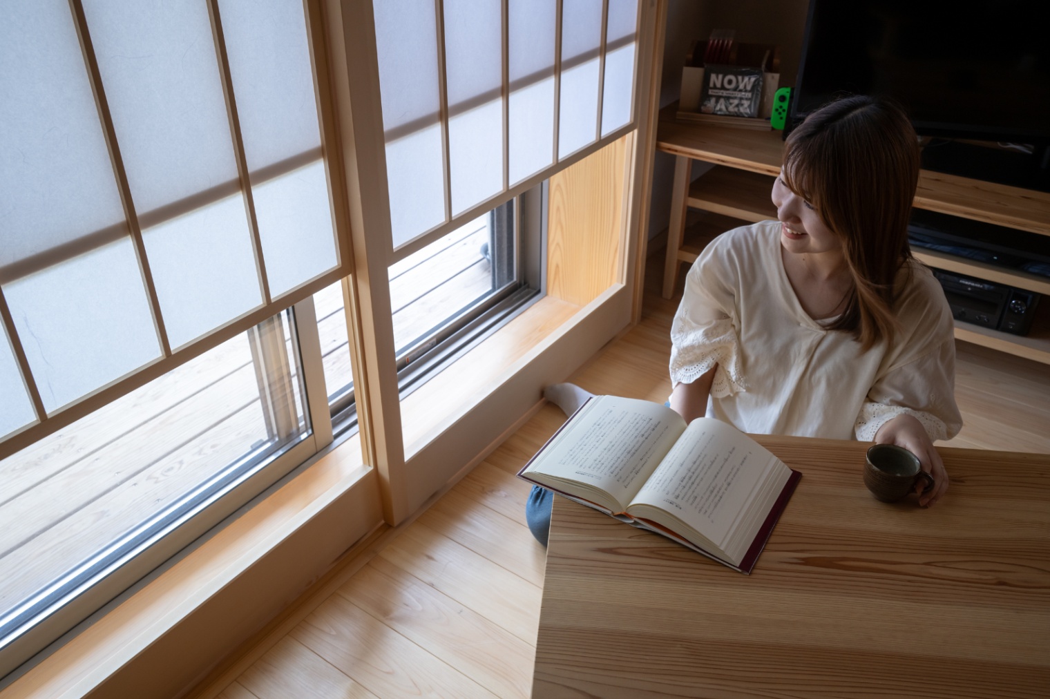 アクトホーム｜柔らかな光が障子を通して室内に差し込み、心地よい時間を過ごせる空間になっている。