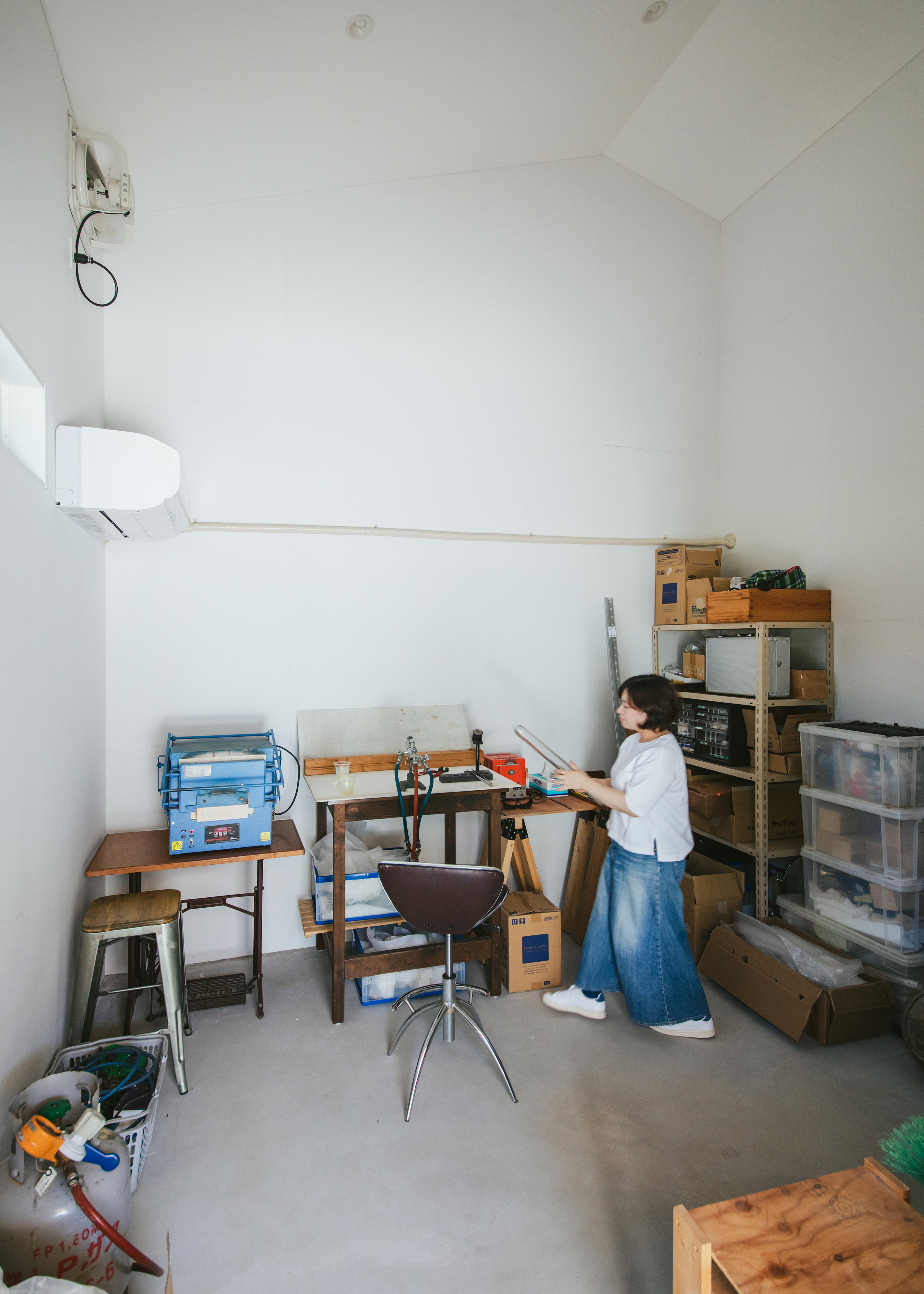 ナイスホーム【デザイン住宅、間取り、平屋】ガラス工芸作家の奥さまが作品を作るための工房。将来的に教室も開く予定で、専用の玄関も作ってある