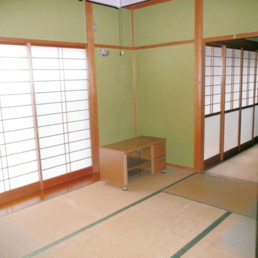 間仕切りをなくし、フルオープンのLDKにしたことで、家族の新しいコミュニケーションが生まれた。リビングと緩やかにゾーニングし、生活にメリハリも