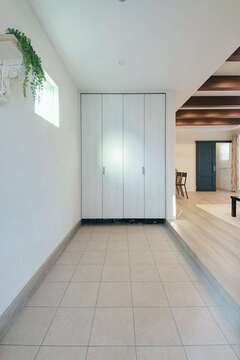 「ドアを開けて入った瞬間、狭さを感じるのはイヤ」という奥さまの要望から、オープンな玄関に。収納も充実している