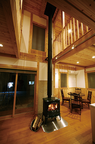 ハンドメイド【浜松市浜名区西美薗276-6・モデルハウス】薪ストーブであっという間に室内は快適に。冬のホットな過ごし方も自然派住宅ならでは
