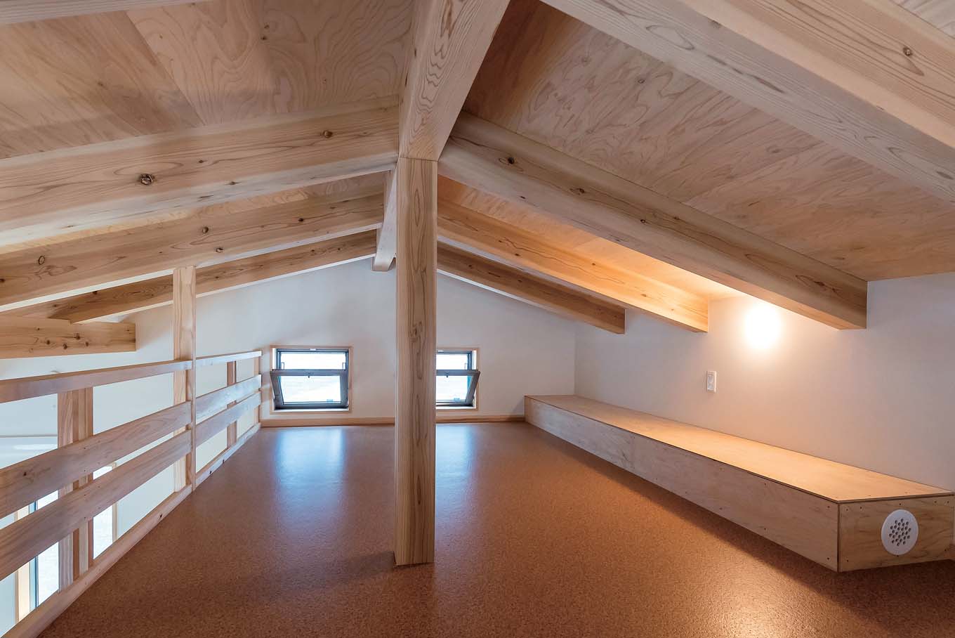 アクトホーム【収納力、自然素材、省エネ】ロフトスペースは半分を物置、もう半分を遊びのスペースとして活用中