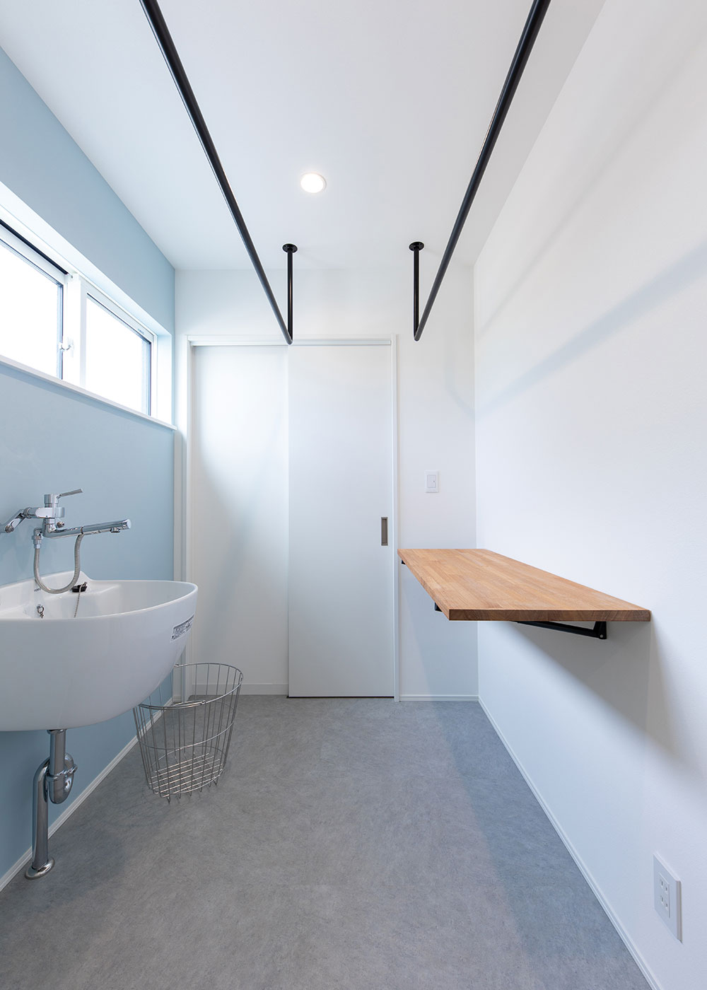 KUREKEN HAUS（榑林建設）【デザイン住宅、収納力、ペット】折りたたみ式カウンター完備で、洗う・干す・たたむが完結