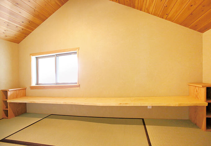 2階の廊下から梯子で上がるロフトは、奥さまが家事育児の合間にほっこり寛ぐ畳敷きの和空間