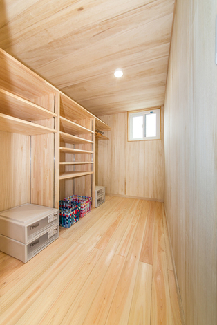 ウォークインクローゼットの壁材は桐。古来より衣類を守るとタンスなどに使われている材質だ。細部にまで自然素材を用い、暮らしの空間を快適に保つ