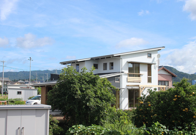 長い軒の出と、高性能断熱材＆遮熱ガラスにより、夏場の日射遮蔽が可能に