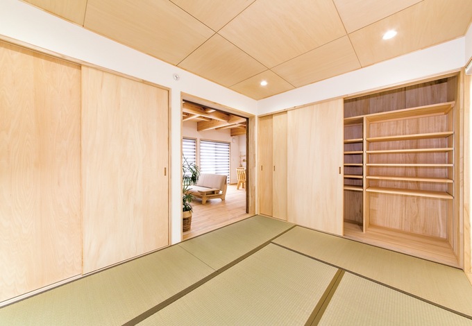 リビングに接した和室。押し入れとは別に大きなクローゼットを設けてあり、将来世帯が増えても対応できる