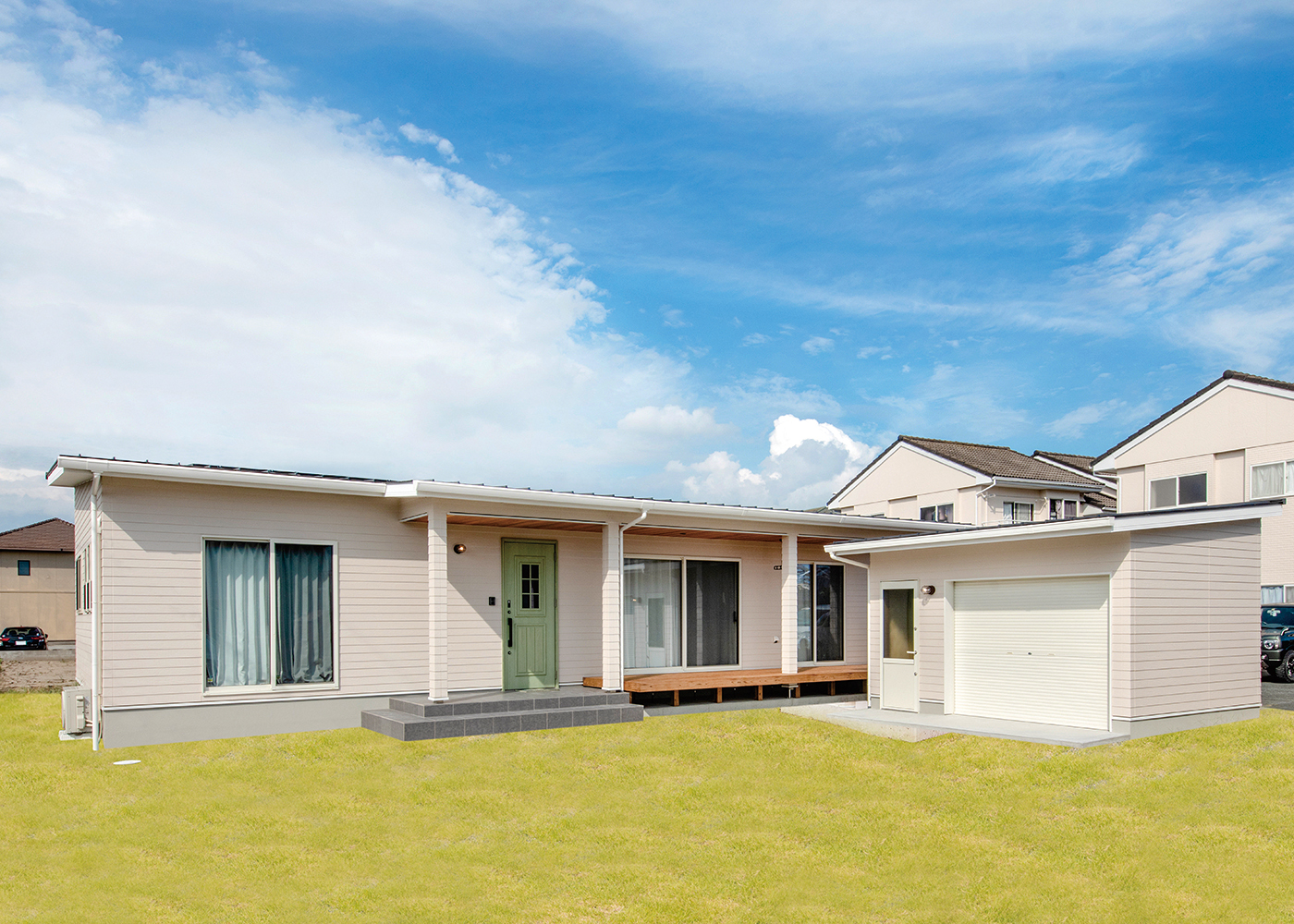 バルハウス【デザイン住宅、子育て、平屋】白いラップサイディング風の外壁とウッドデッキを用い、西海岸風に演出した平屋の外観。建物の南側にはご主人念願の趣味小屋も設けてある
