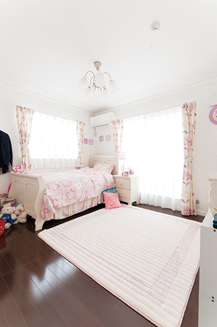 ハウテックス【輸入住宅、趣味、間取り】白を基調とした長女の6畳の部屋。入って右手には3畳ほどのロフトを設置