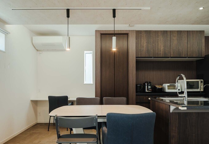 家族が集まるキッチン、ダイニングはNさん夫婦のこだわりが詰まった場所。一角には子どもの勉強やご主人の仕事スペースを設けた