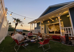 週末は庭で仲間たちとBBQを楽しむ。心地いい風に吹かれ、トワイライトの絶景を眺めながら過ごすひとときはまるでハワイのホテルにいるみたい♪