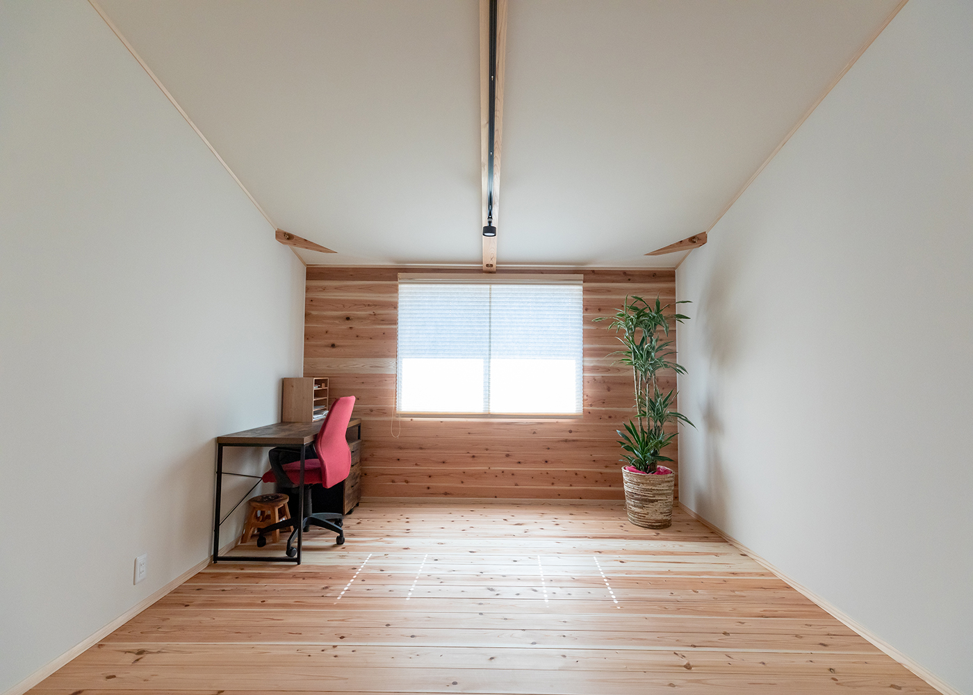有吉住宅【趣味、自然素材、インテリア】居室の壁にも床と同様の無垢の杉板をはってアクセントに