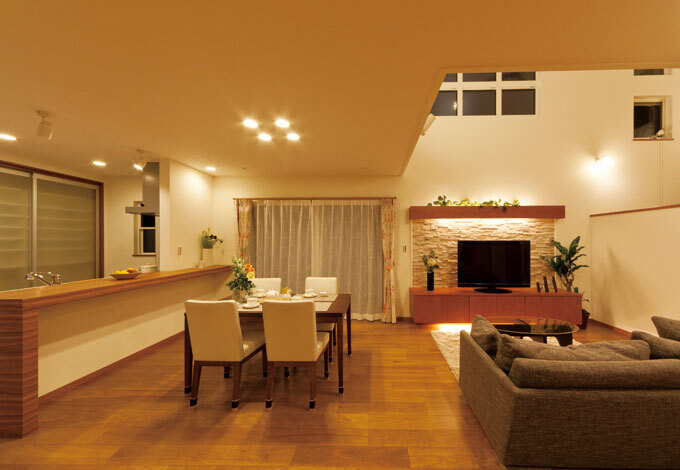 昼間は吹き抜け上部から自然の光がたっぷりと降り注ぎ、夜はダウンライトや間接照明で演出された灯りにやすらぎを感じられる。広々とした 空間は、常にやさしく明るい光に満ちている。