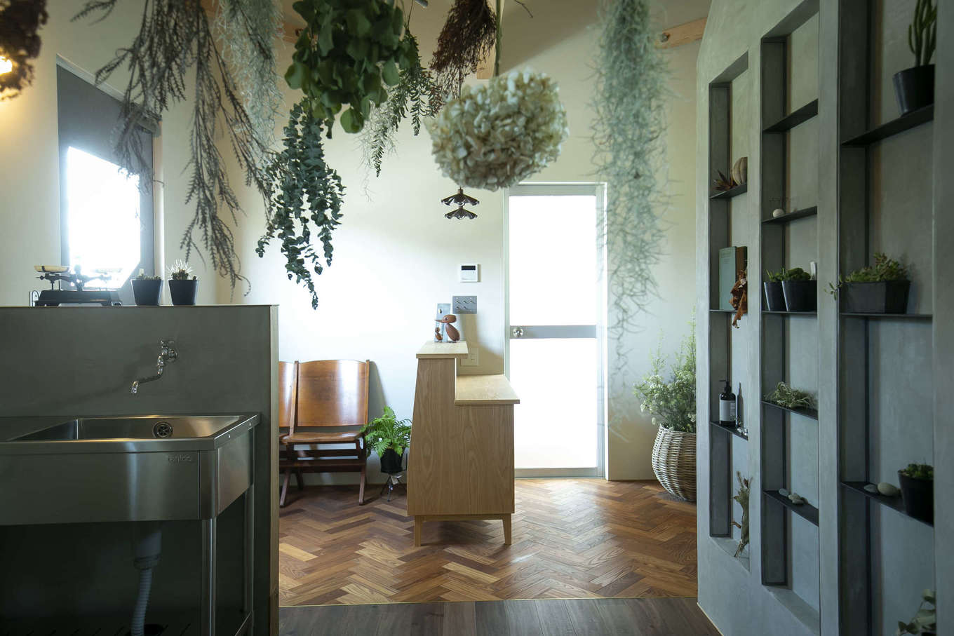 Hands Works（アオイ建築）【自然素材、間取り、インテリア】グリーンや家具、雑貨、本など、自分たちの「好き」に囲まれた空間は、そこにいるだけでワクワクする